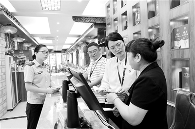 福建省松溪县纪委监委聚焦违规公务接待、违规公款吃喝等问题,深化运用“1+X”“室组”联动监督机制,对重点场所开展监督检查。图为近日,该县纪委监委联合县市场监督管理局在某餐饮店查看发票底单,摸排有关问题线索。陈炊 摄 福建省松溪县纪委监委聚焦违规公务接待、违规公款吃喝等问题,深化运用“1+X”“室组”联动监督机制,对重点场所开展监督检查。图为近日,该县纪委监委联合县市场监督管理局在某餐饮店查看发票底单,摸排有关问题线索。陈炊 摄